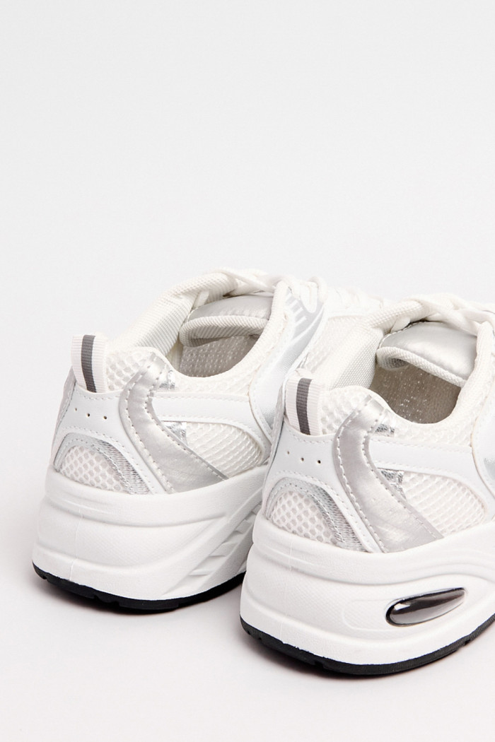 Tenis deportivos blancos de plataforma con malla transpirable