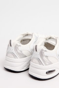 Tenis deportivos blancos de plataforma con malla transpirable