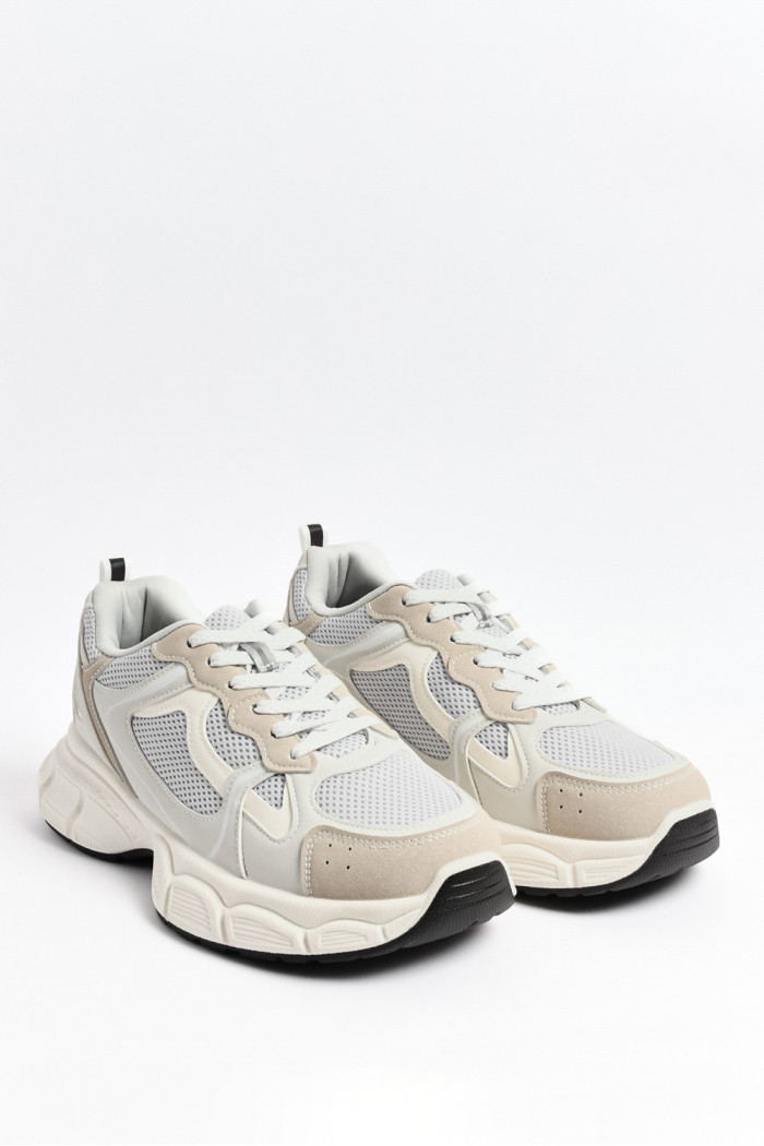 Tenis grises claros deportivos de plataforma con contrastes