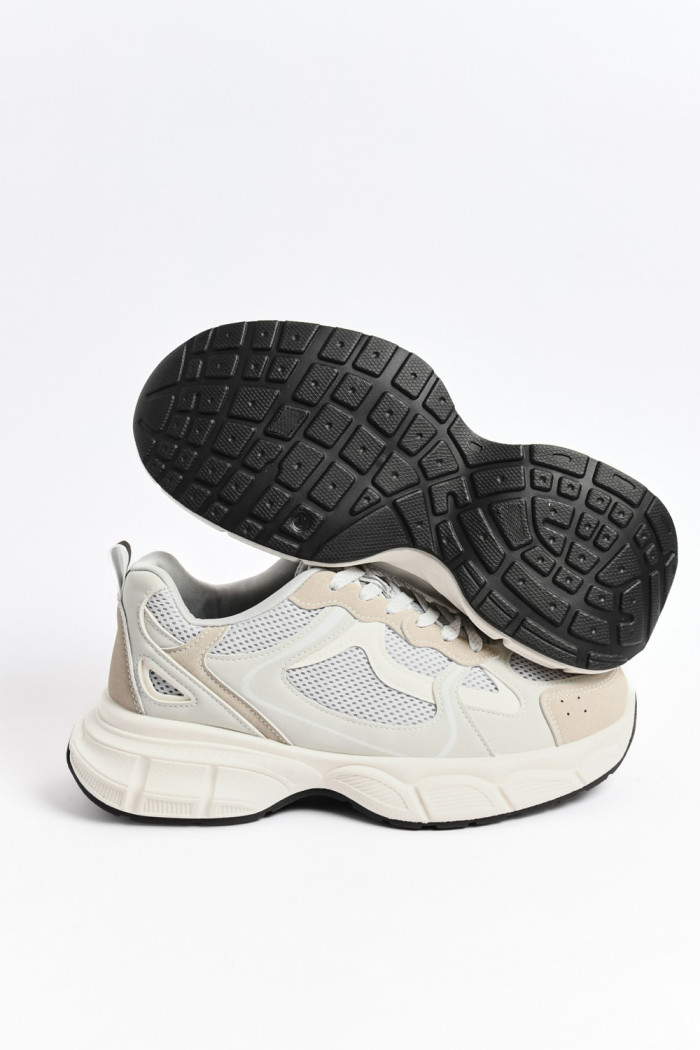 Tenis grises claros deportivos de plataforma con contrastes
