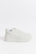 Tenis blancos casuales con perforaciones y suelas altas