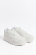 Tenis blancos casuales con perforaciones y suelas altas