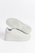 Tenis blancos casuales con perforaciones y suelas altas