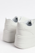 Tenis blancos casuales con perforaciones y suelas altas