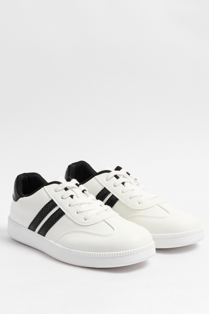 Tenis casuales con contrastes y cortes delanteros unicolores