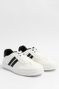Tenis casuales con contrastes y cortes delanteros unicolores