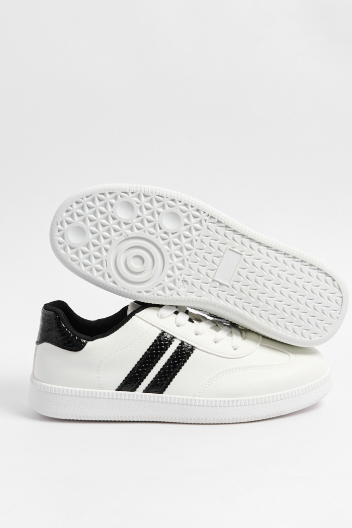 Tenis casuales con contrastes y cortes delanteros unicolores
