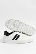 Tenis casuales con contrastes y cortes delanteros unicolores
