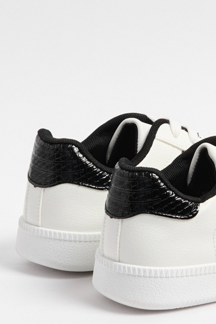 Tenis casuales con contrastes y cortes delanteros unicolores