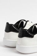 Tenis casuales con contrastes y cortes delanteros unicolores