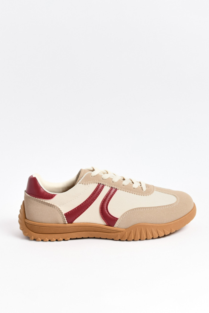 Tenis casuales kakis con contrastes rojos y cortes