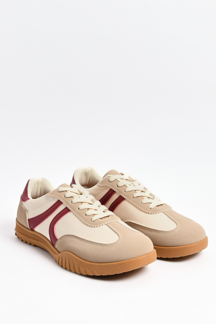 Tenis casuales kakis con contrastes rojos y cortes