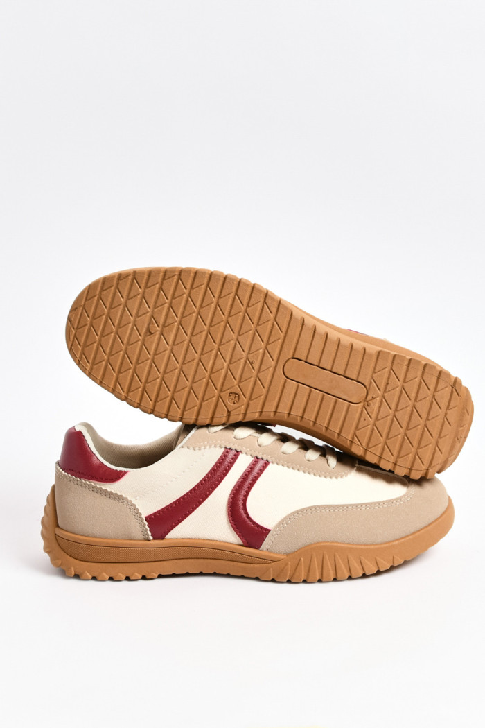 Tenis casuales kakis con contrastes rojos y cortes
