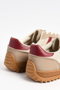 Tenis casuales kakis con contrastes rojos y cortes