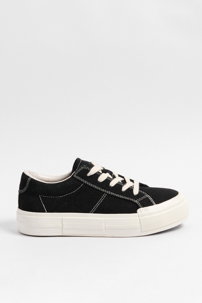 Tenis unicolores casuales con costuras visibles