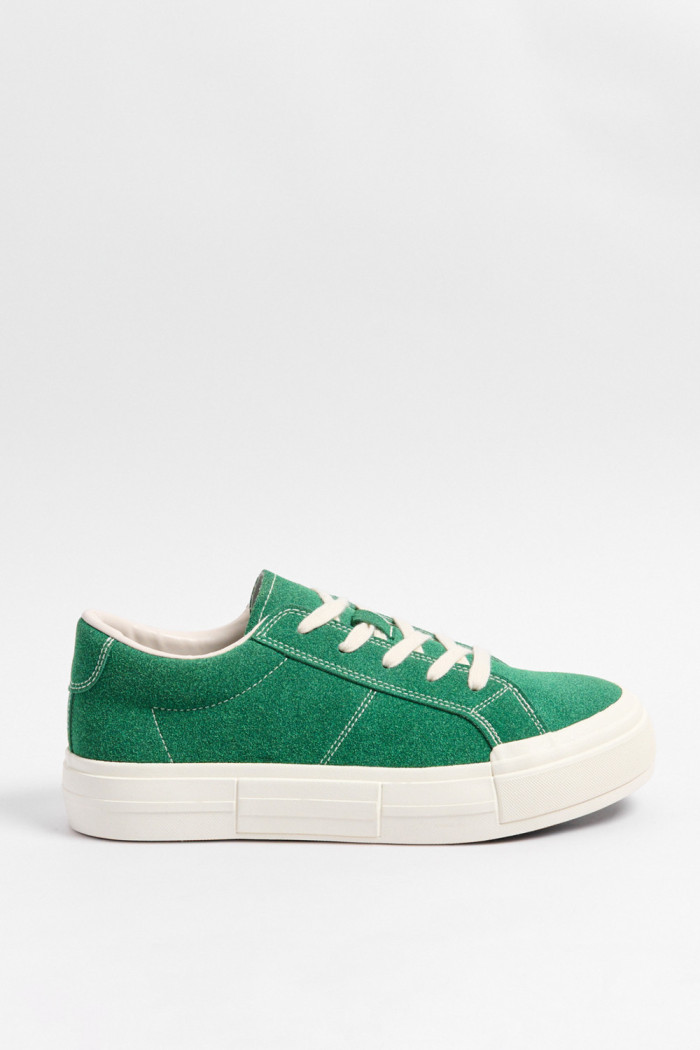 Tenis unicolores casuales con costuras visibles