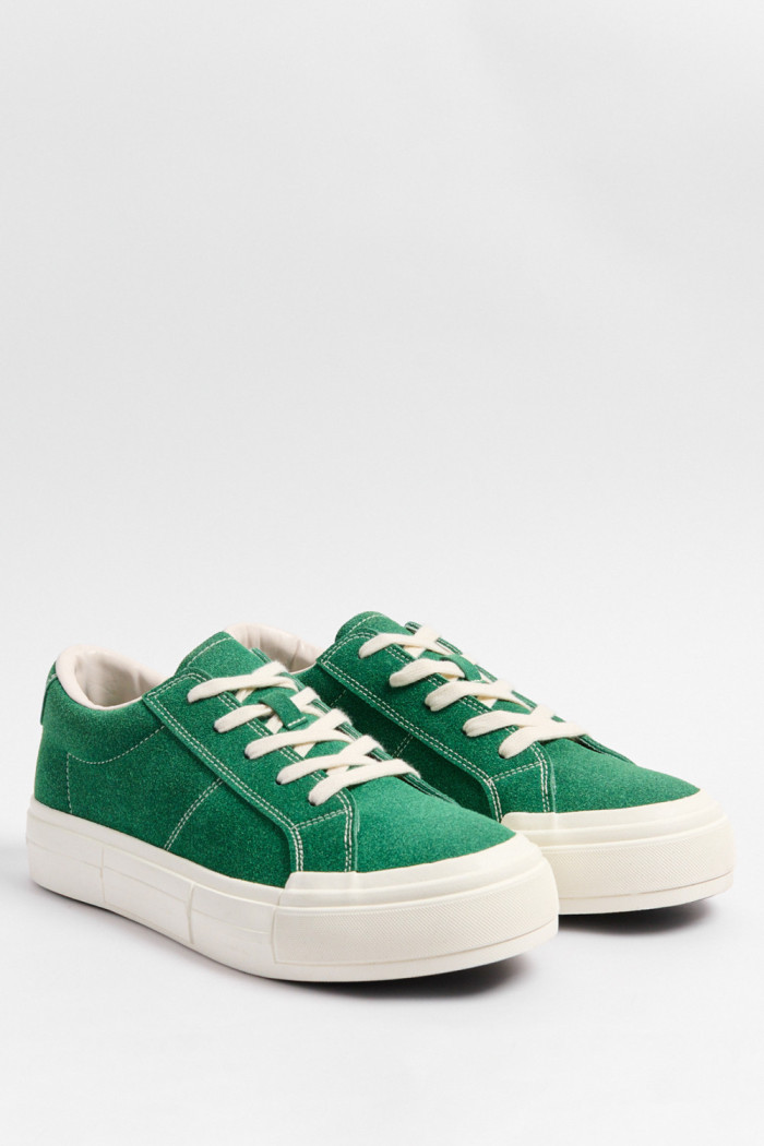 Tenis unicolores casuales con costuras visibles