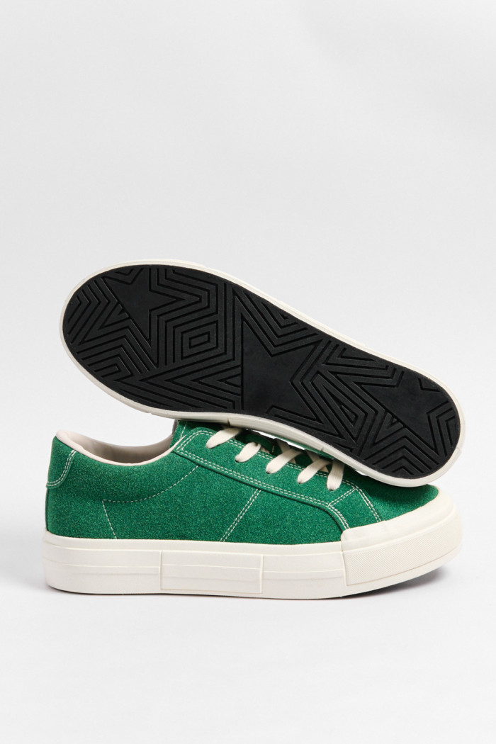 Tenis unicolores casuales con costuras visibles