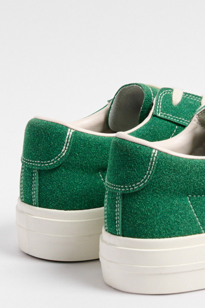 Tenis unicolores casuales con costuras visibles