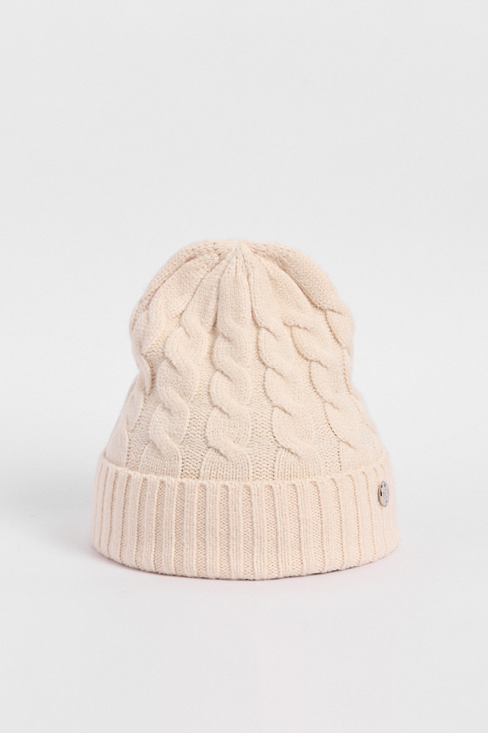 Gorro tejido unicolor con detalles tranzados y dije