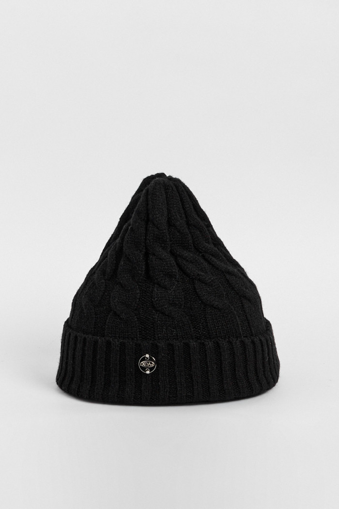 Gorro tejido unicolor con detalles tranzados y dije