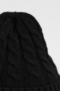 Gorro tejido unicolor con detalles tranzados y dije