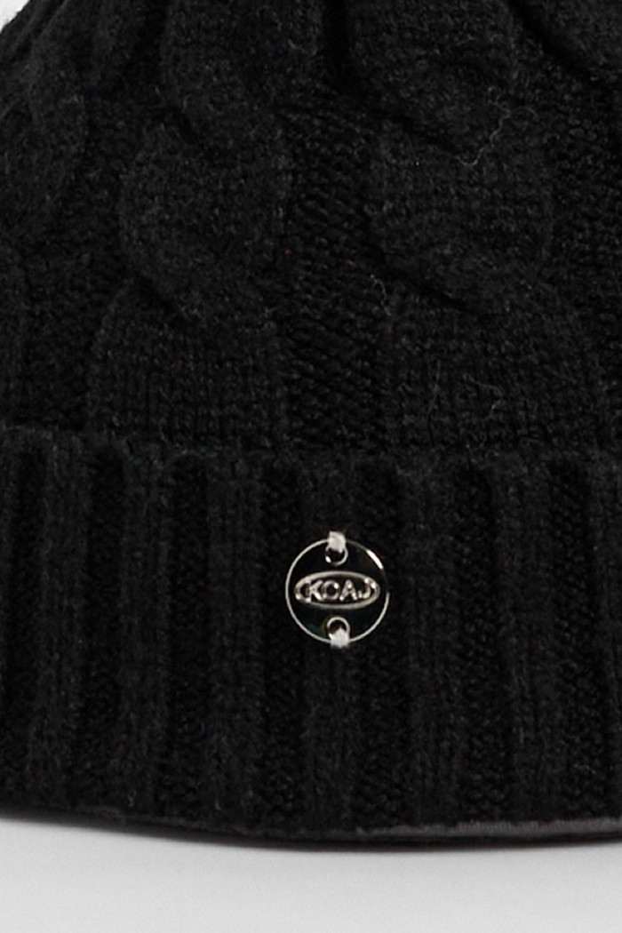 Gorro tejido unicolor con detalles tranzados y dije