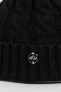 Gorro tejido unicolor con detalles tranzados y dije