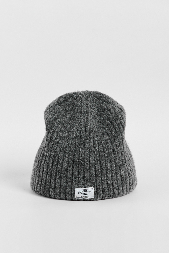Gorro tejido unicolor con texturas y bordado