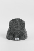 Gorro tejido unicolor con texturas y bordado