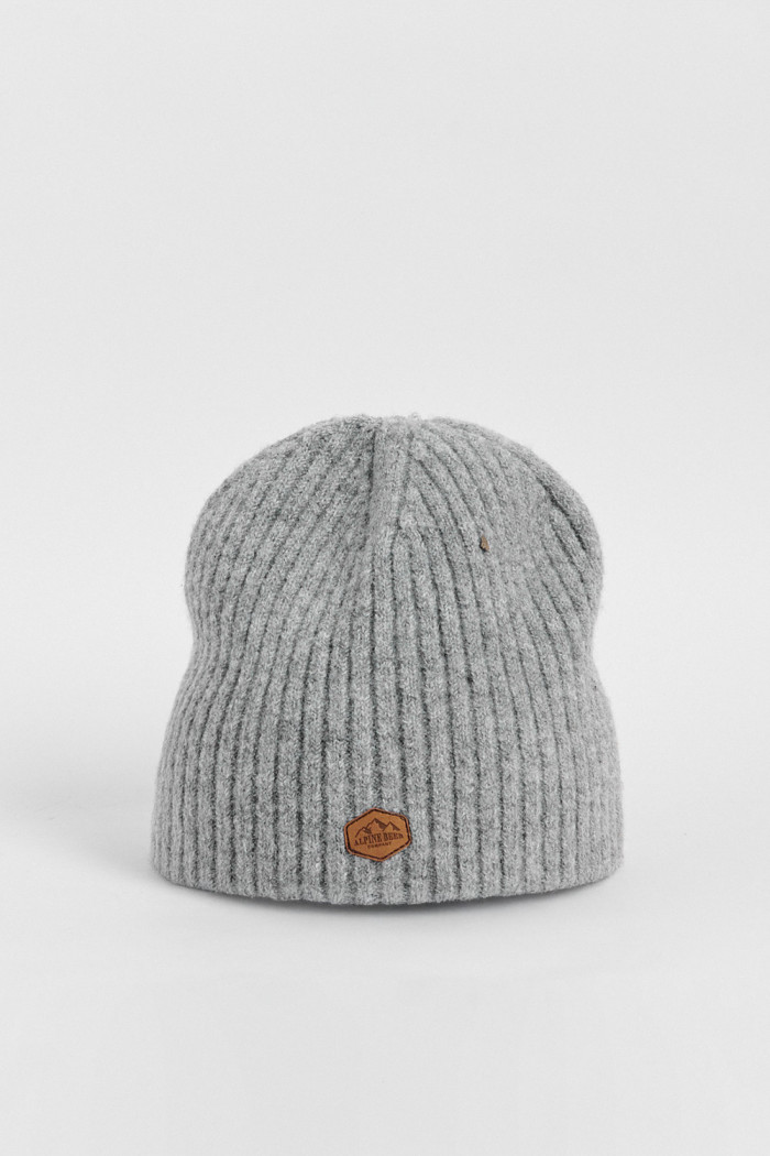Gorro tejido unicolor con texturas y bordado