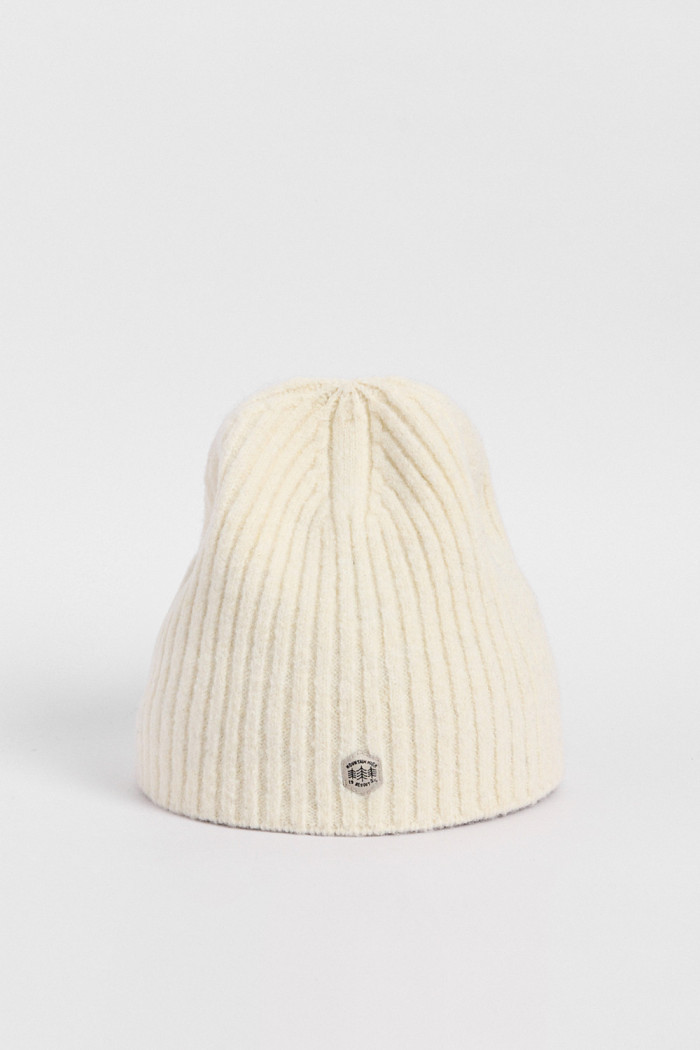 Gorro tejido unicolor con texturas y bordado
