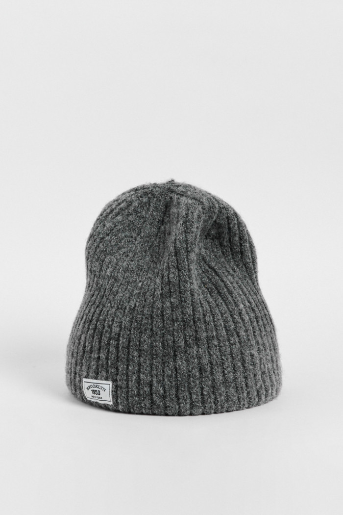 Gorro tejido unicolor con texturas y bordado