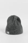Gorro tejido unicolor con texturas y bordado