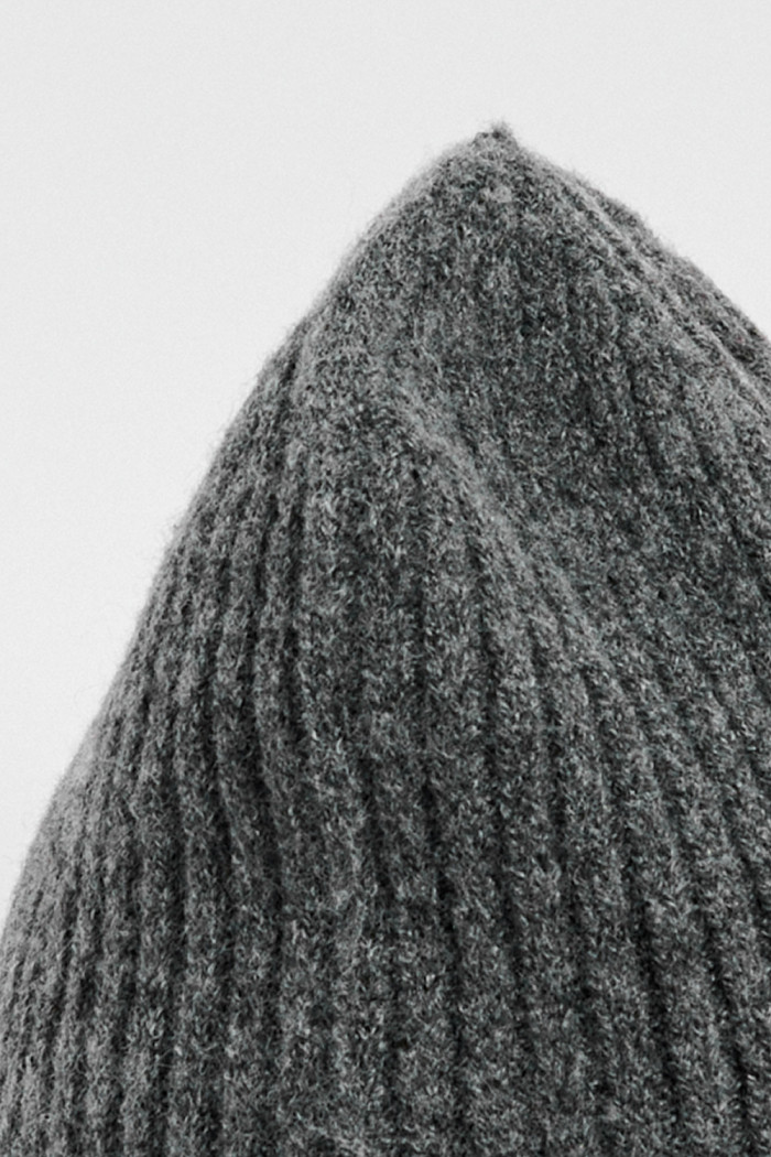 Gorro tejido unicolor con texturas y bordado