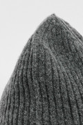 Gorro tejido unicolor con texturas y bordado