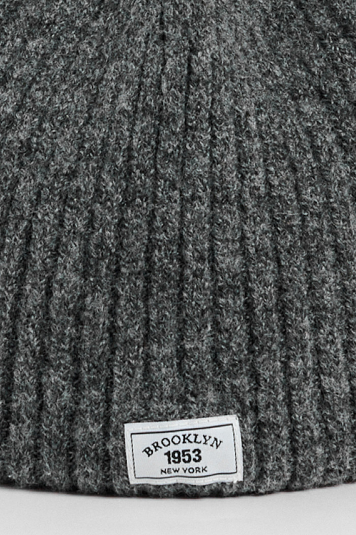 Gorro tejido unicolor con texturas y bordado