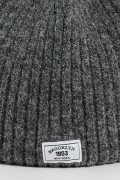 Gorro tejido unicolor con texturas y bordado