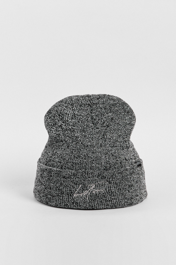 Gorro tejido unicolor con texto bordado en frente