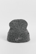 Gorro tejido unicolor con texto bordado en frente