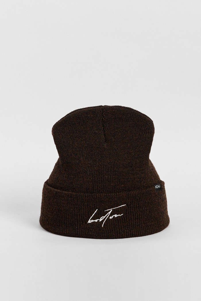Gorro tejido unicolor con texto bordado en frente