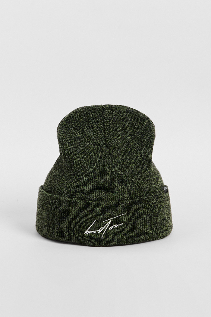 Gorro tejido unicolor con texto bordado en frente