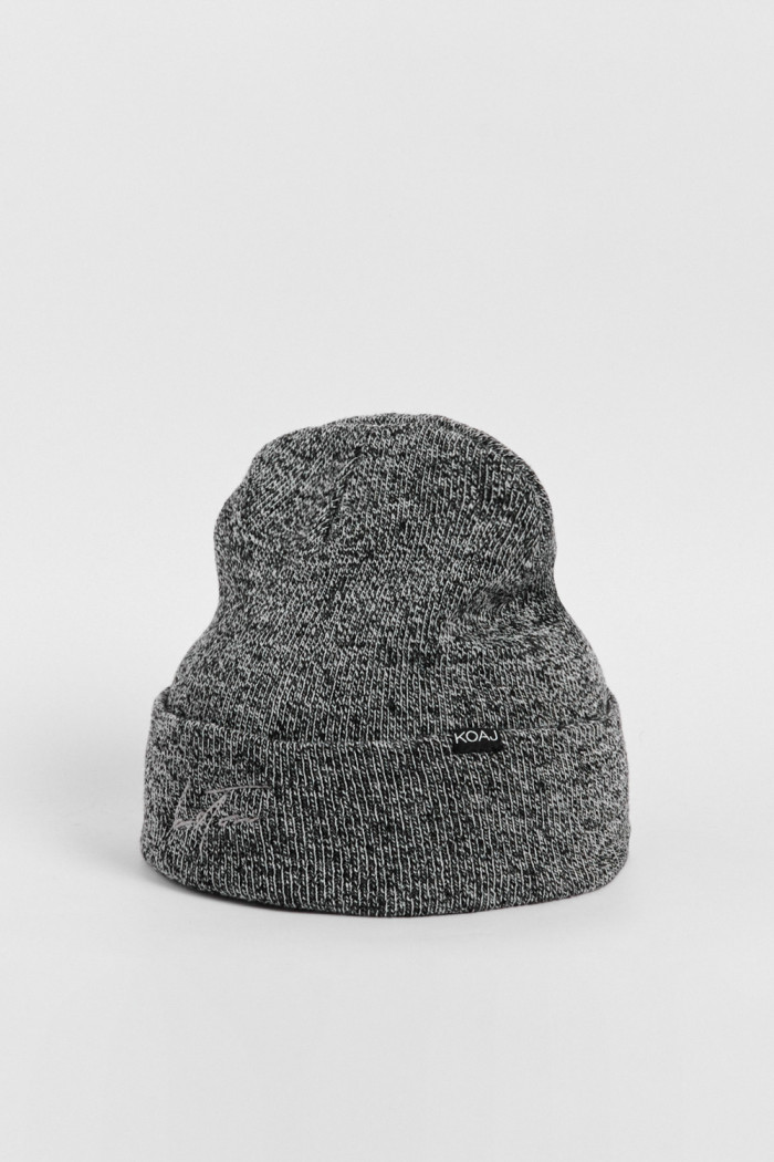 Gorro tejido unicolor con texto bordado en frente
