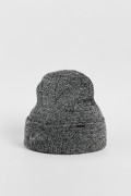 Gorro tejido unicolor con texto bordado en frente