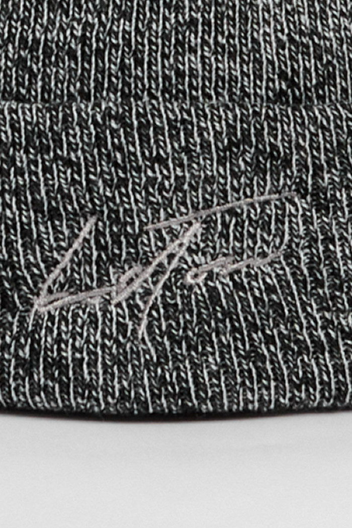 Gorro tejido unicolor con texto bordado en frente