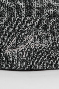Gorro tejido unicolor con texto bordado en frente