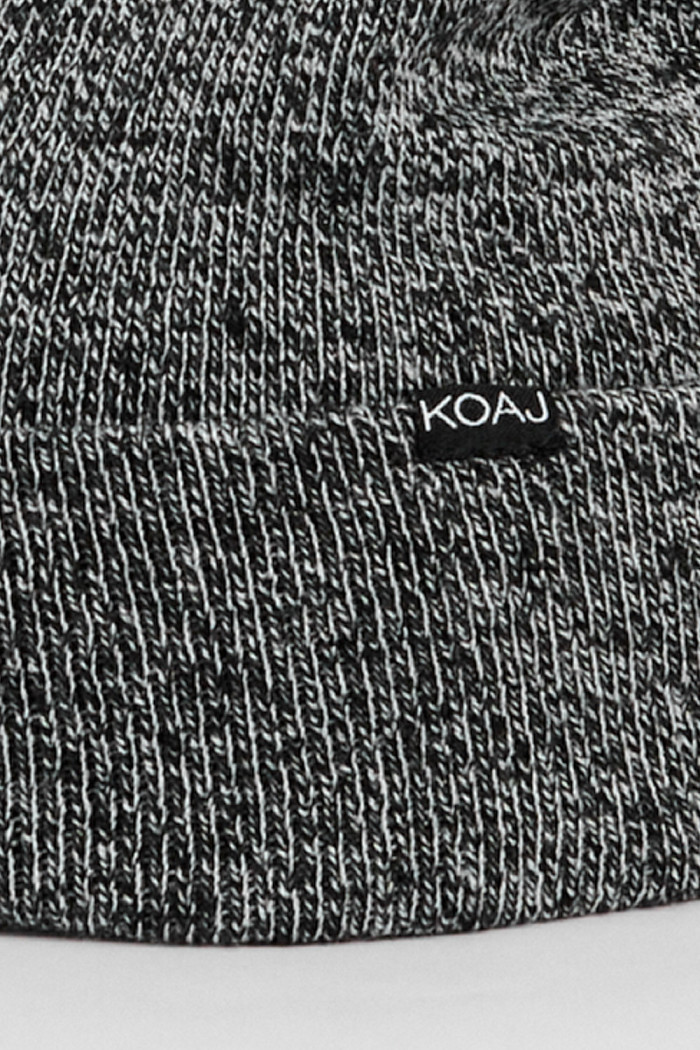 Gorro tejido unicolor con texto bordado en frente