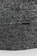 Gorro tejido unicolor con texto bordado en frente