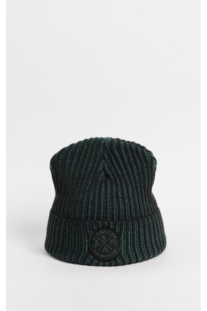 Gorro unicolor tejido con rayas y diseño bordado
