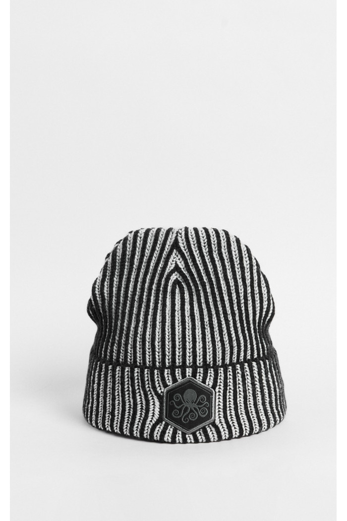Gorro unicolor tejido con rayas y diseño bordado